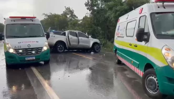 Acidente envolvendo dois caminhões e uma caminhonete na BR-153