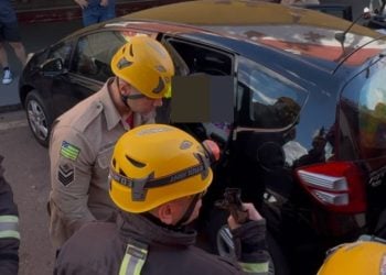 Bebê de sete meses é resgatado após ficar preso dentro de carro em Anápolis; vídeo