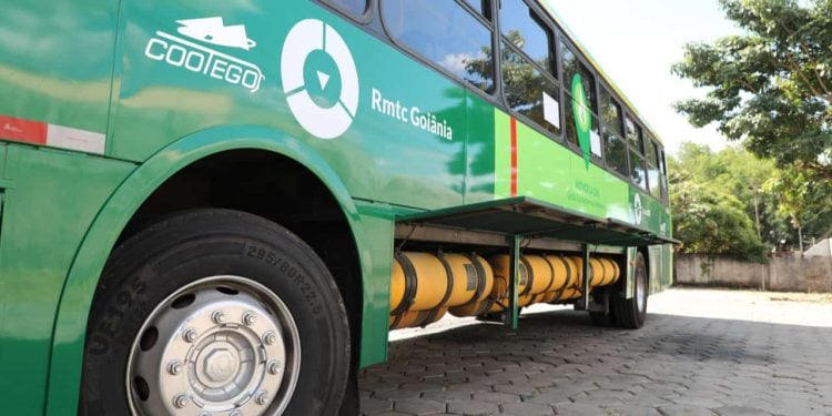 Primeiro ônibus movido a biometano começa a circular em Goiânia