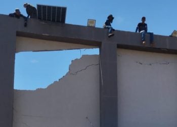 Teto de igreja cede durante instalação de placas solares em Goiânia