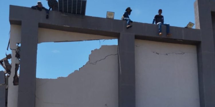 Teto de igreja cede durante instalação de placas solares em Goiânia