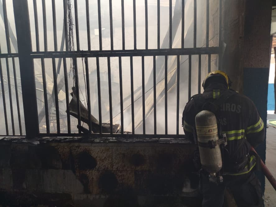 incêndio em escola