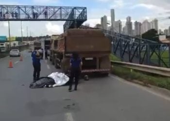 Motociclista morre após bater na traseira de caminhão na BR-153, em Goiânia