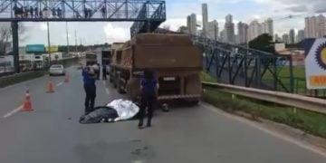 Motociclista morre após bater na traseira de caminhão na BR-153, em Goiânia