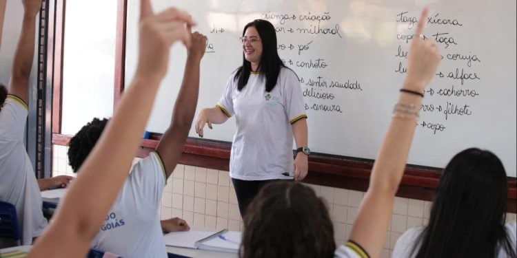 Mais de 6 mil professores da rede estadual de Goiás recebem progressão funcional; veja lista