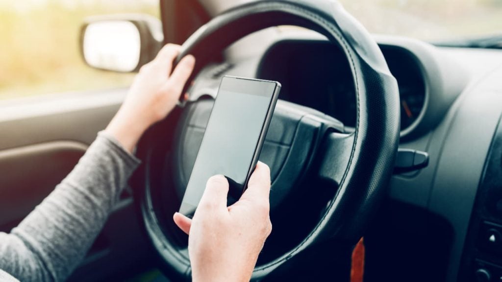 Câmeras flagram mais de 670 motoristas no celular em Goiânia em uma semana