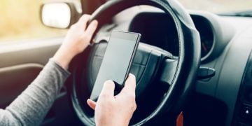 Câmeras flagram mais de 670 motoristas no celular em Goiânia em uma semana