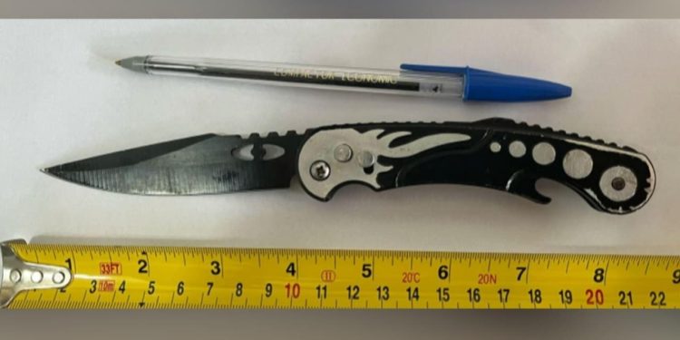 Estudante esfaqueia professor nas costas dentro de sala de aula, em Goiás