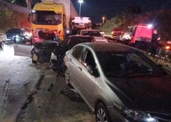 Colisão entre carreta e cinco carros resulta em morte e feridos na BR-153