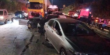 Colisão entre carreta e cinco carros resulta em morte e feridos na BR-153