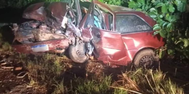Colisão entre carros deixa três mortos, incluindo uma criança, na GO-164