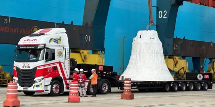 Motorista do sino Vox Patris sofre queda de dois metros durante preparação do transporte