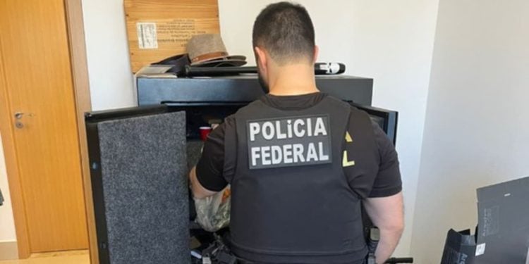 Quadrilha que aplicava golpes em empréstimos consignados é alvo da PF em Goiânia