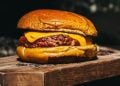 Dia do Hambúrguer: celebre com a Família In Box e o delicioso burger defumado