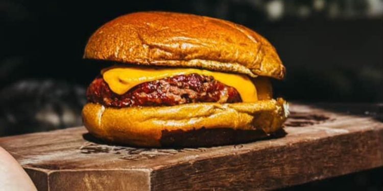 Dia do Hambúrguer: celebre com a Família In Box e o delicioso burger defumado