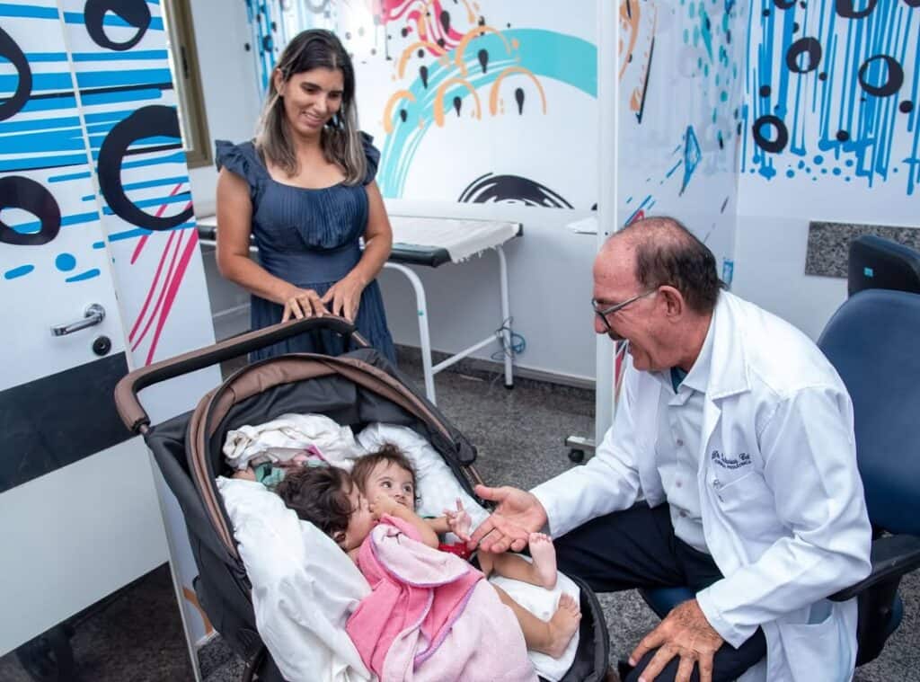 Siamesas de SP unidas por bacia e abdômen passarão por cirurgia de separação em Goiás