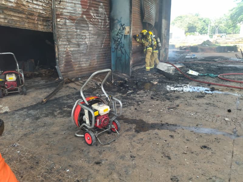 Um incêndio atingiu o Ginásio de Esportes de Campinas, na região central de Goiânia, no fim da manhã desta quinta-feira (22).