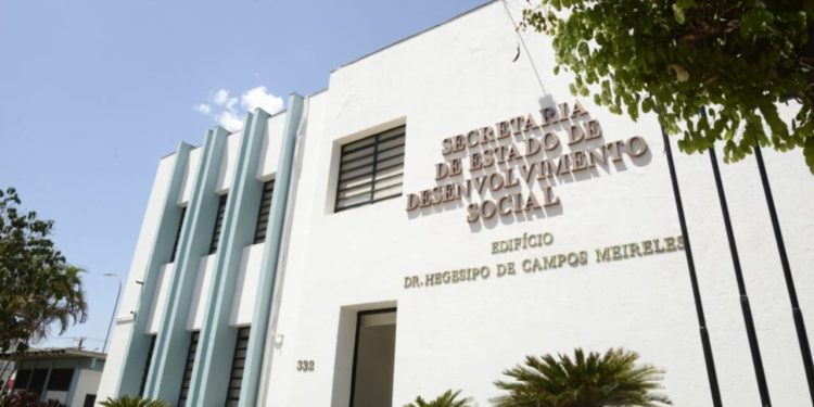 Goiás abre processo seletivo para quase 100 vagas com salários de até R$ 10,8 mil 