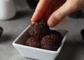 Menina de 7 anos evita que mãe e irmã sejam envenenadas pelo pai com chocolate, em Goiás