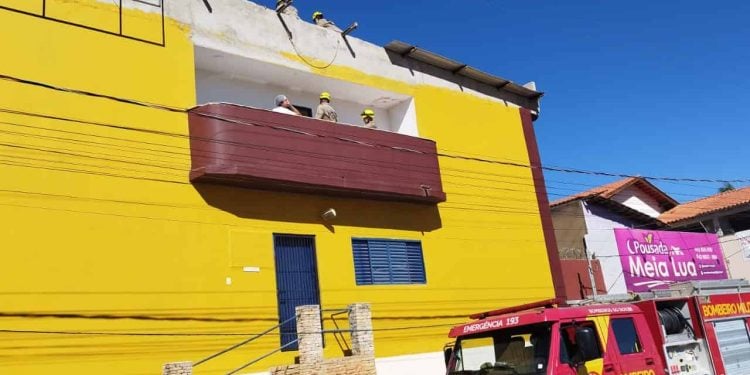 Acidente elétrico deixa dois feridos em construção em Goiás