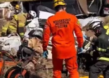Caminhão atinge carro parado em rodovia e mata duas pessoas em Nerópolis