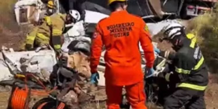 Caminhão atinge carro parado em rodovia e mata duas pessoas em Nerópolis