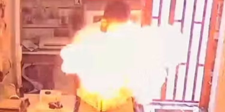 Celular explode durante manutenção em loja de Goiás; vídeo
