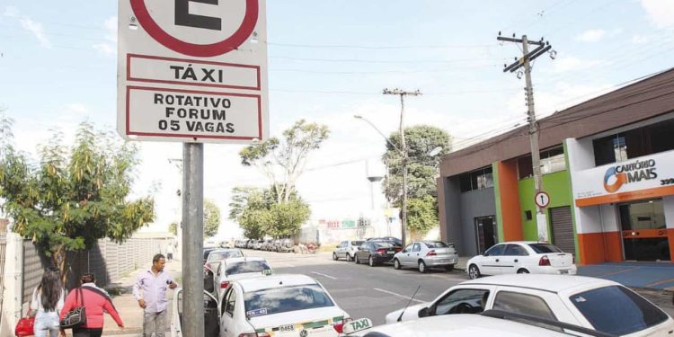 Goiânia abre seleção para vagas rotativas de táxis em terminais rodoviários