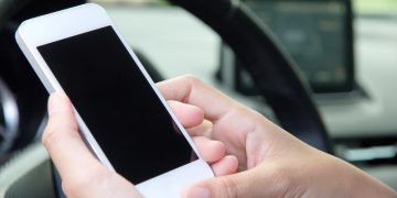 Goiânia terá novas regras para uso de celular por motoristas e motociclistas