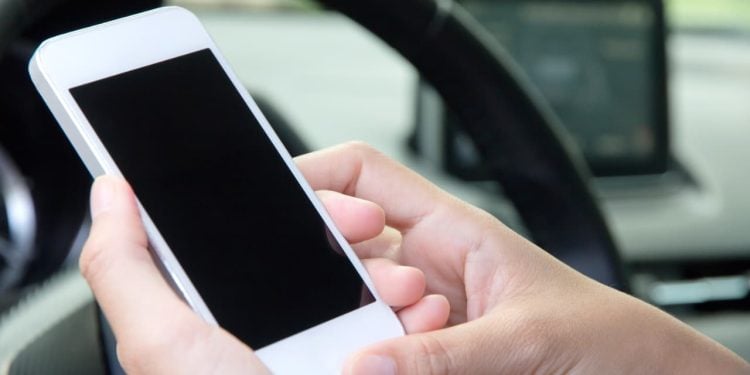 Goiânia terá novas regras para uso de celular por motoristas e motociclistas