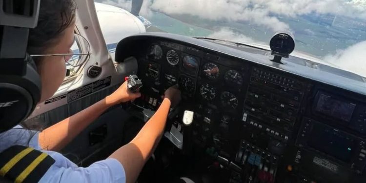 Veja quem é a piloto goiana que fez pouso de emergência com Lívia Andrade