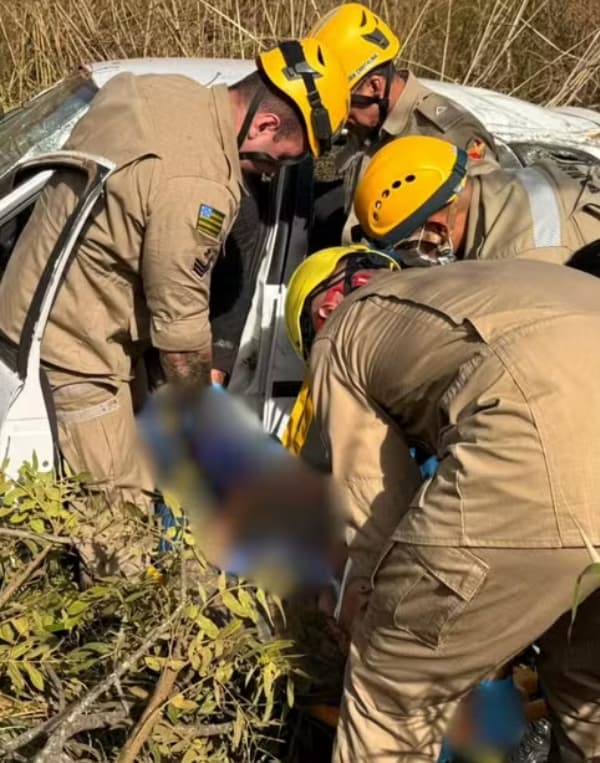 Acidente entre carro e carreta