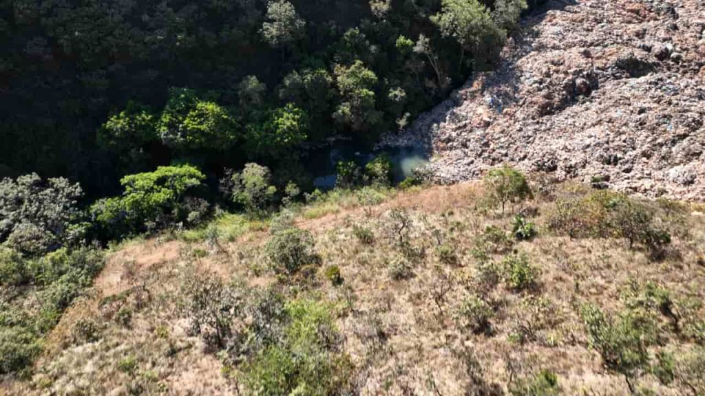 Análise mostra alta contaminação do córrego Santa Bárbara após desabamento de lixão