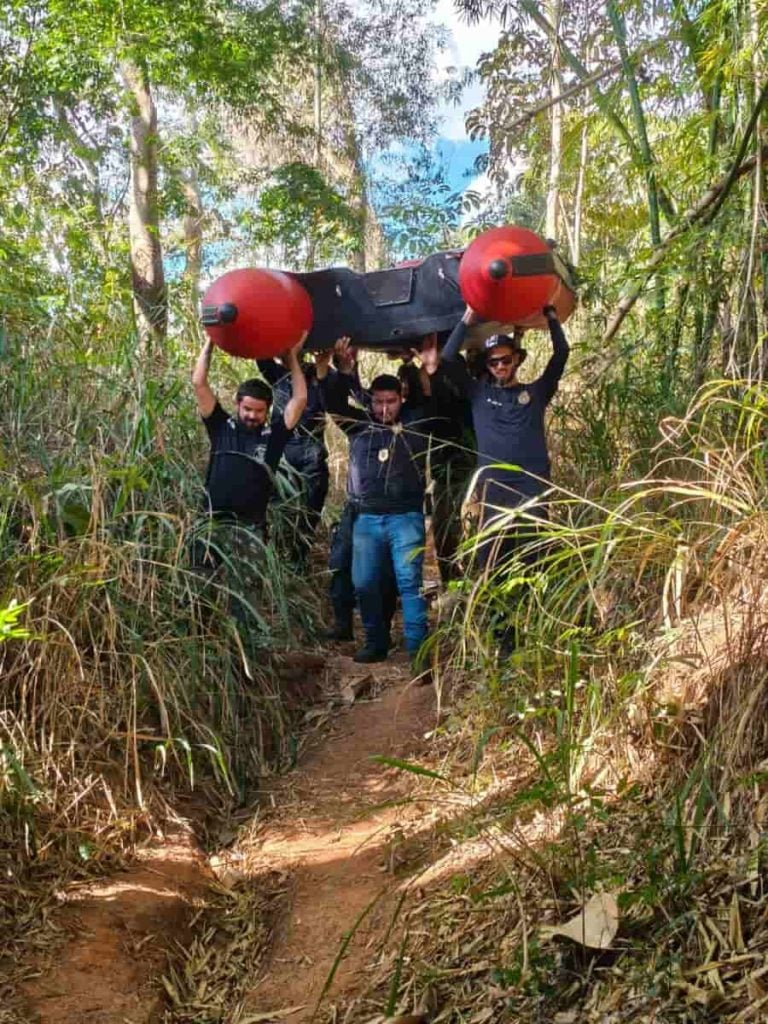 Corpo encontrado dentro de caminhão caído em rio pode ser de motorista desaparecido