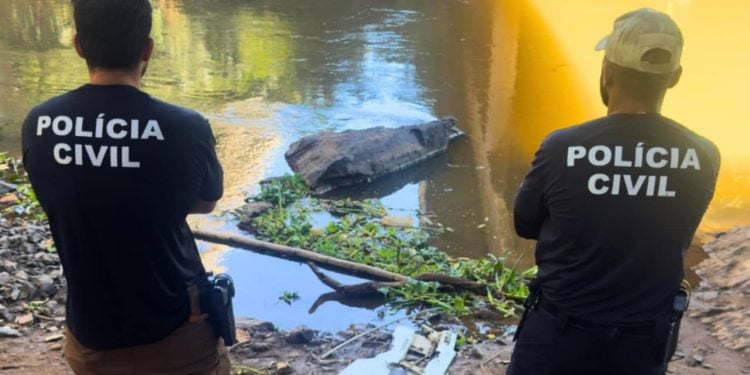 Corpo encontrado dentro de caminhão caído em rio pode ser de motorista desaparecido, em Goiás