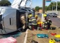 Bombeiros resgatam motorista ferido após caminhonete tombar em Goiás