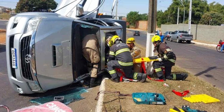 Bombeiros resgatam motorista ferido após caminhonete tombar em Goiás