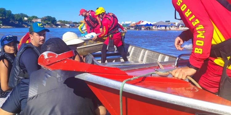 Embarcações colidem no Rio Araguaia e bombeiros são acionados em Aruanã