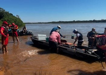 Família com duas crianças é resgatada após naufrágio no Rio Araguaia