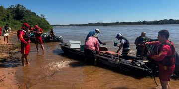 Família com duas crianças é resgatada após naufrágio no Rio Araguaia