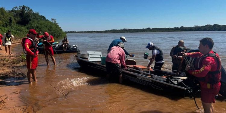 Família com duas crianças é resgatada após naufrágio no Rio Araguaia