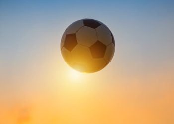Fluminense representa o Brasil nas semifinais do Mundial de Clubes a partir desta terça (8) Nesta edição 2025, a feira contará com mais de 100 expositores, momentos culturais, educativos e de diversão para toda a família. O público poderá conferir produtos e serviços de diferentes portes e segmentos relacionados ao agronegócio, incluindo as mais importantes marcas nacionais e multinacionais do setor. Novidades, lançamentos, inovação e tendências: a Agrocaipirashow é lugar de conexões do universo que sustenta a economia do país. De acordo com Jorge Calile Lima, idealizador da feira, a Agrocaipirashow é um leque de descobertas e oportunidades às pessoas que vivem do agro ou apreciam tudo o que o setor produz, especialmente na região de Piracicaba, importante celeiro de inovação. “Vimos a necessidade de um evento aberto desse porte na nossa região e estamos empenhando esforços para promover a facilitação de encontros e conexões”, disse. A Agrocaipirashow traz alguns dos principais lançamentos, tecnologias e novidades agrícolas. Segundo Lima, não se trata de uma exposição de maquinários, mas de produtos dos mais variados. De suprimentos a instituições financeiras e educacionais, de alimentos à vestimenta, tudo num mesmo ambiente aberto às famílias que vivem ou não do agronegócio e encontram ali muita informação. “Sustentabilidade e respeito ao meio ambiente, às mulheres e à diversidade são prioridades da nossa feira”, afirma o organizador. Além dos estandes, a Arena Open Air contará com ambientes de descompressão, espaços exclusivos para as crianças, cantinhos instagramáveis, loja de produtos e serviços, praça de alimentação com food trucks e apresentações musicais. Entre as atrações, haverá pista off road de 15 mil metros quadrados para realização de test drive com veículos em exposição. Quer fazer parte da Agrocaipirashow? A Agrocaipirashow é uma feira diversa, aberta a expositores de diferentes portes e produtos. Na dúvida sobre se a feira é indicada à exposição do seu produto, entre em contato pelos telefones (19) 99608-5707, (19) 99778-4567 ou (19) 99677-8615. Informações: www.agrocaipirashow.com.br ou nas redes sociais @agrocaipirashow.
