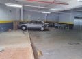 Idosa perde controle de carro e bate em pilastra de supermercado em Goiânia