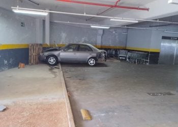 Idosa perde controle de carro e bate em pilastra de supermercado em Goiânia