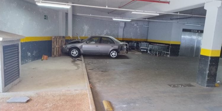 Idosa perde controle de carro e bate em pilastra de supermercado em Goiânia