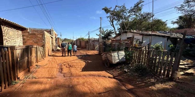 Prefeitura derruba construções no Estrela Dalva e moradores protestam contra demolições