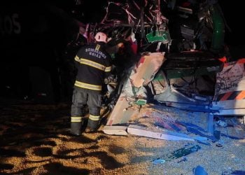 Acidente entre ônibus e carreta deixa 30 pessoas feridas na GO-164