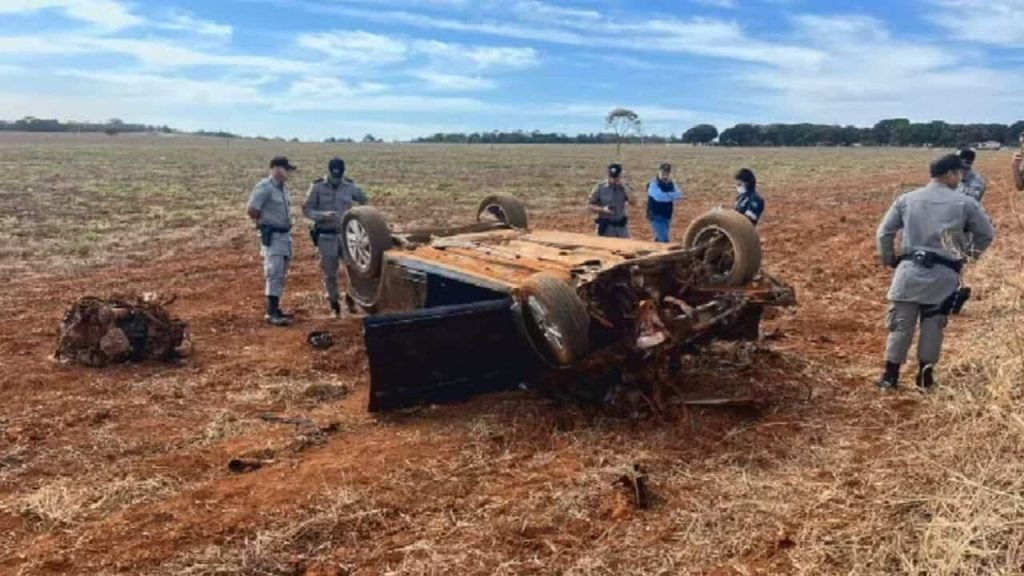 Acidente entre viatura, carro e caminhão mata policial e estagiária na GO-330
