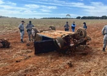 Acidente entre viatura, carro e caminhão mata policial e estagiária na GO-330