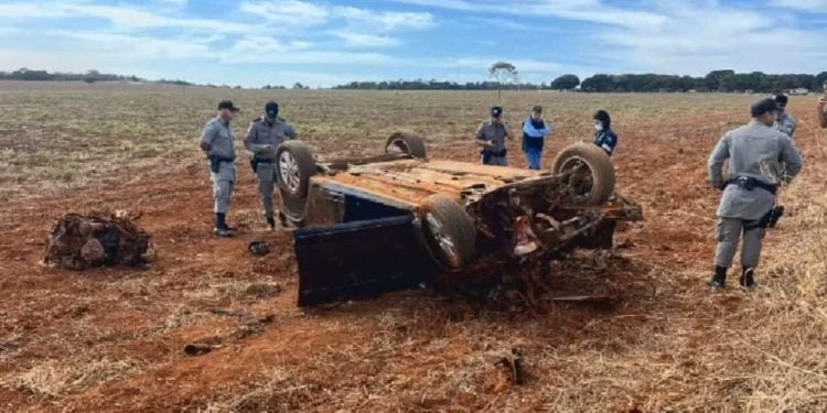 Acidente entre viatura, carro e caminhão mata policial e estagiária na GO-330